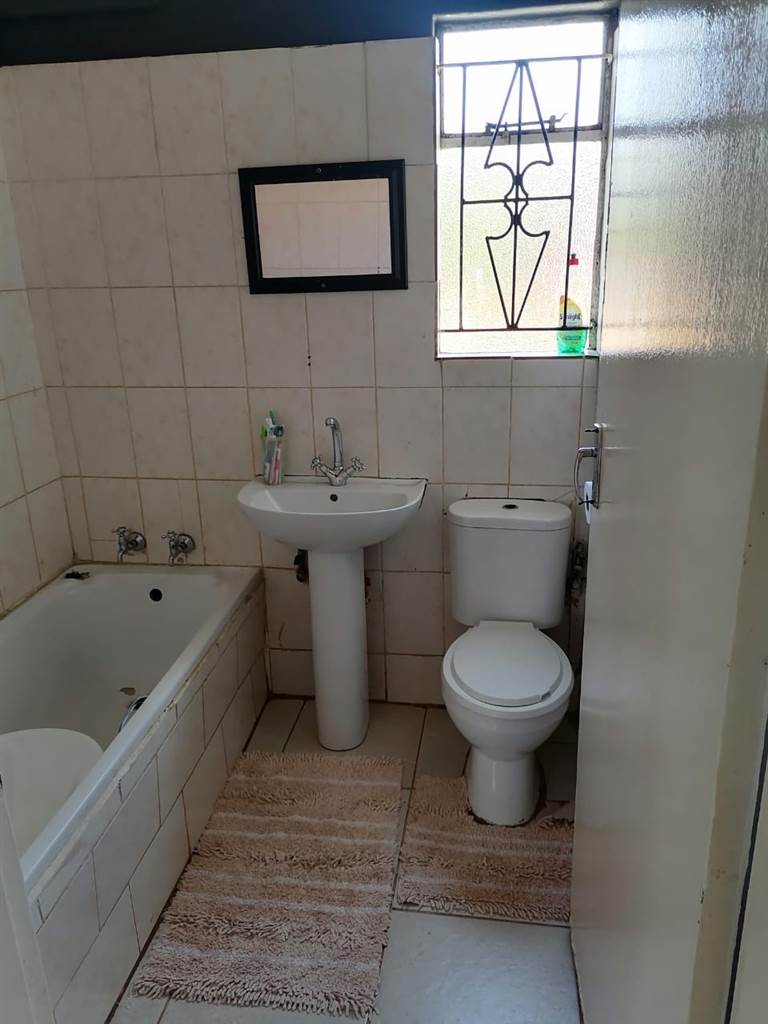 2 Bed House in Mamelodi East photo number 30