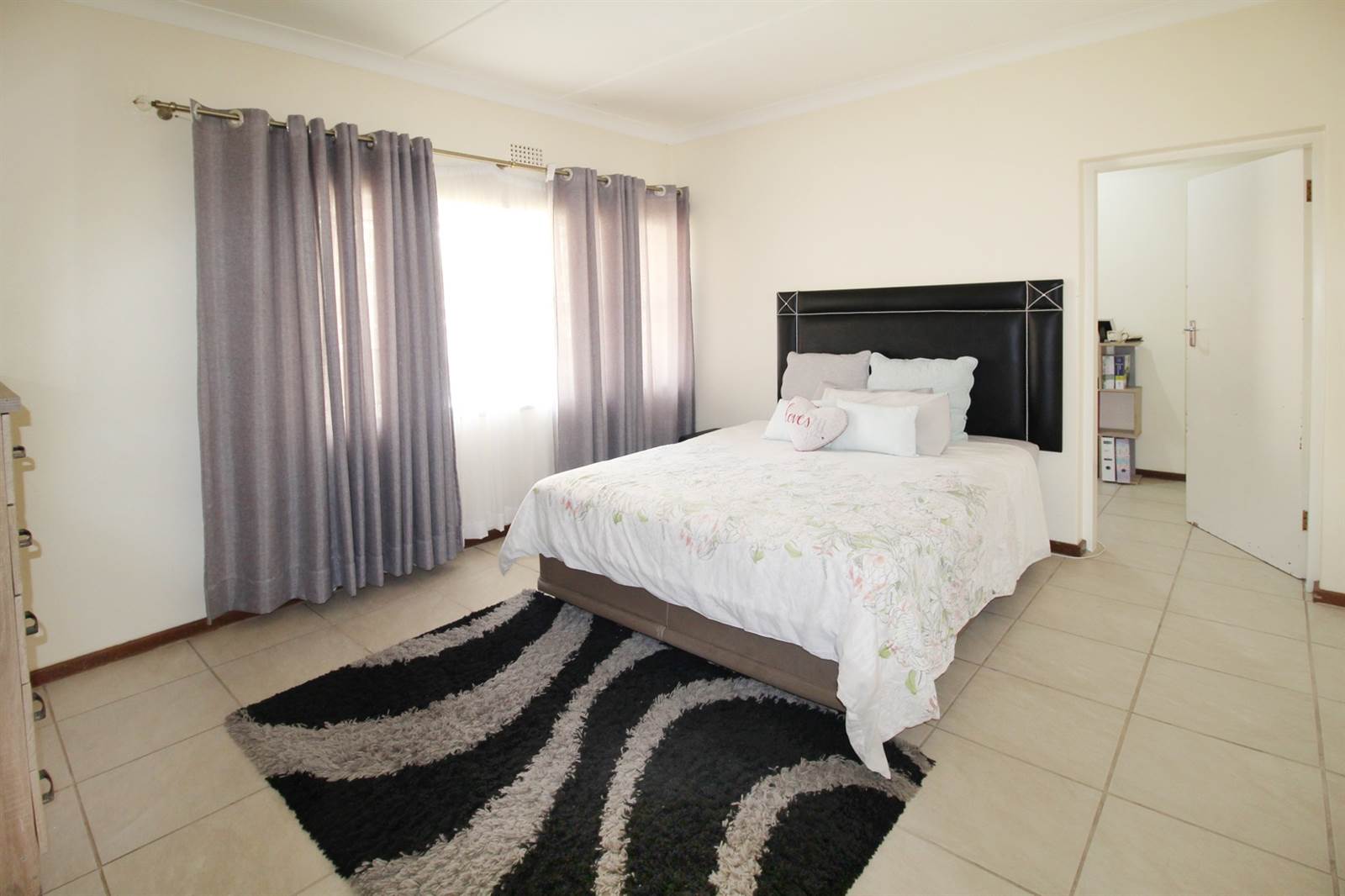 2 Bed House in Benoni Central photo number 11