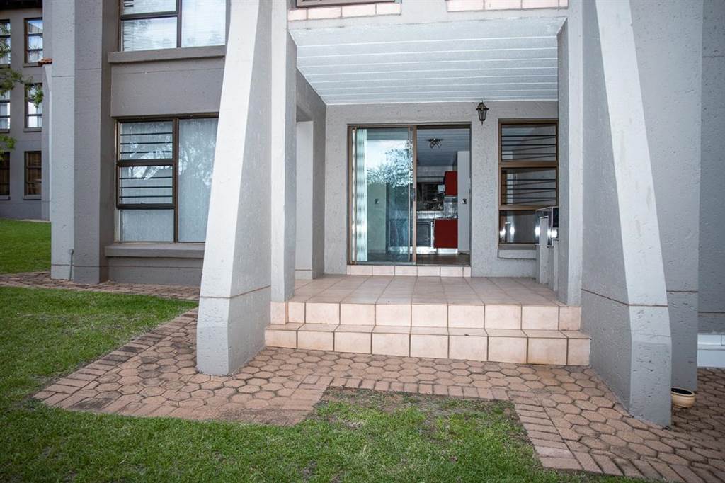 2 Bed Apartment in Fourways photo number 3
