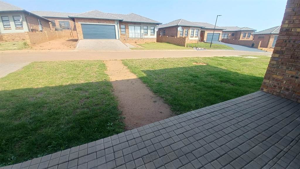 3 Bed Townhouse in Witbank photo number 1