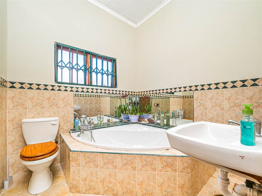6 Bed House in Rondebosch East photo number 11