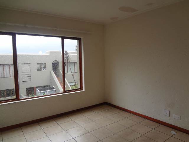 2 Bed Apartment in Marais Steyn Park photo number 4