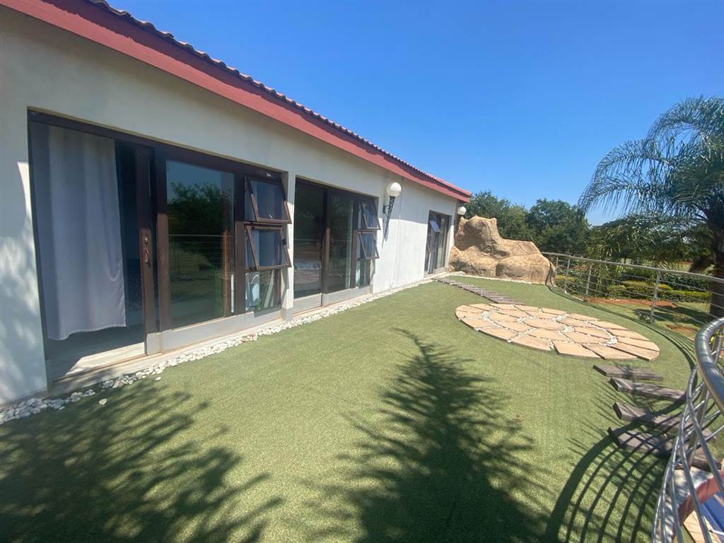 4 Bed House in Grootfontein Estate photo number 16