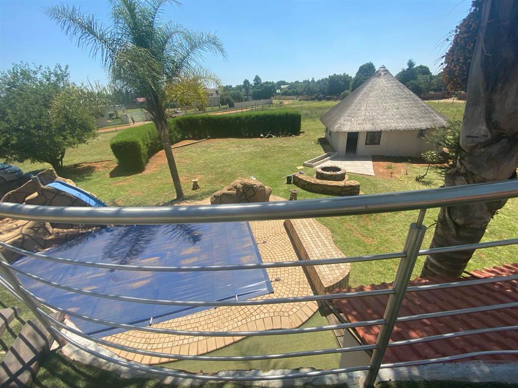 4 Bed House in Grootfontein Estate photo number 2