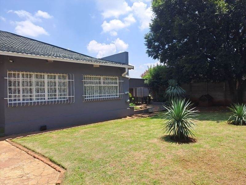 3 Bed House in Brakpan Central photo number 24