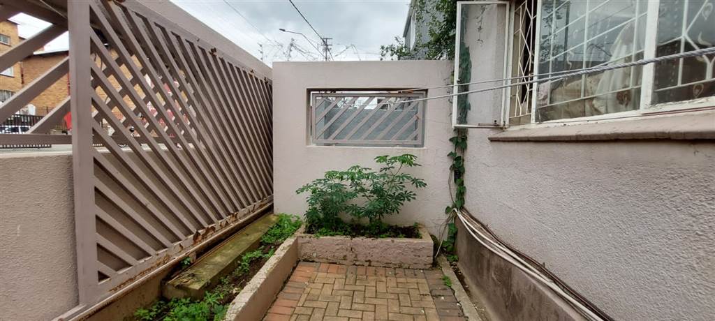 5 Bed Townhouse in Rosettenville photo number 4