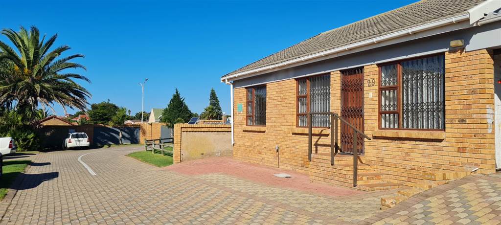 3 Bed Townhouse in Heiderand photo number 1