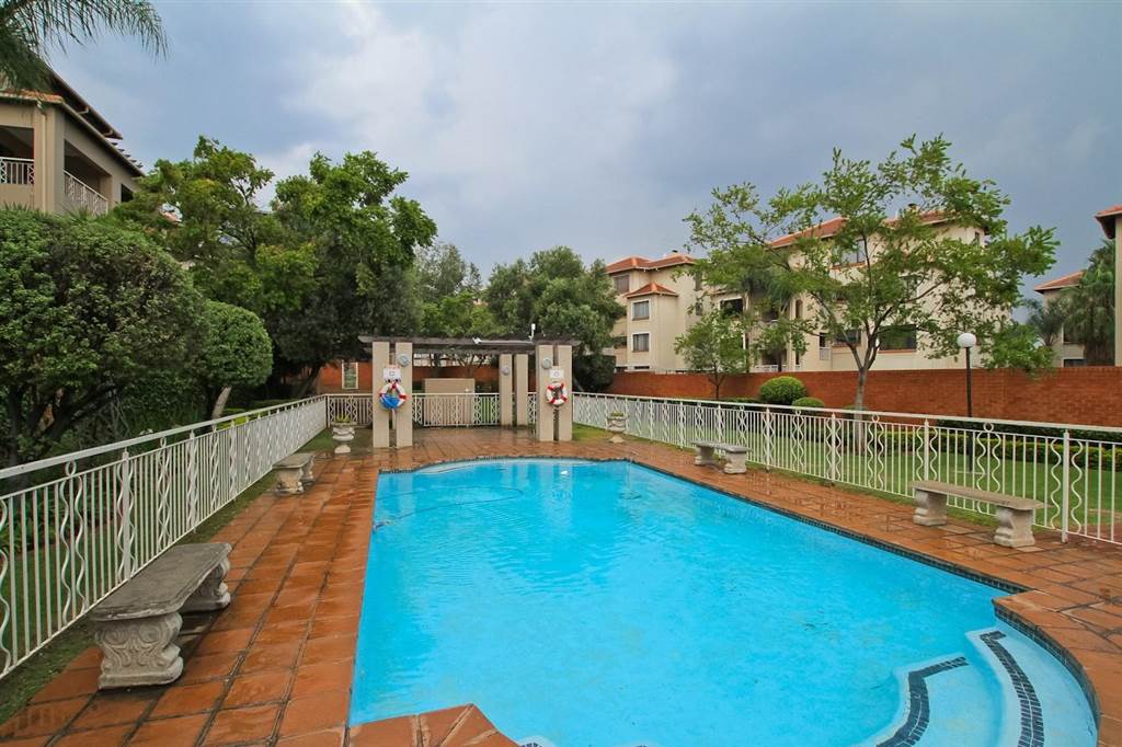 2 Bed Apartment in Sunninghill photo number 19