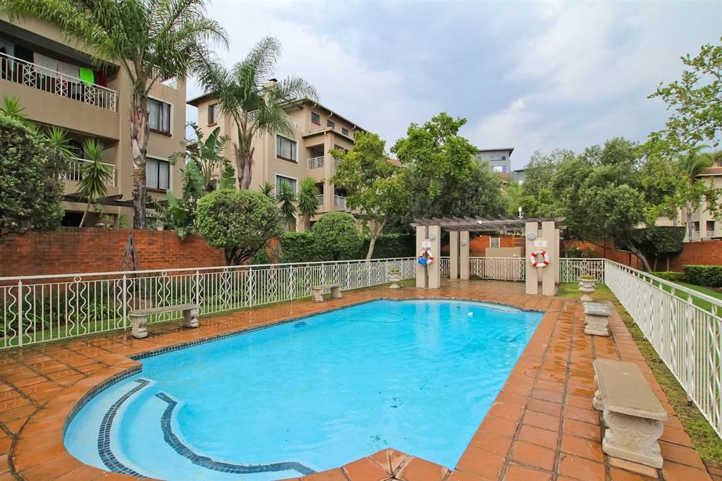 2 Bed Apartment in Sunninghill photo number 18