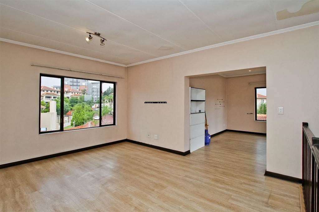 2 Bed Apartment in Sunninghill photo number 14
