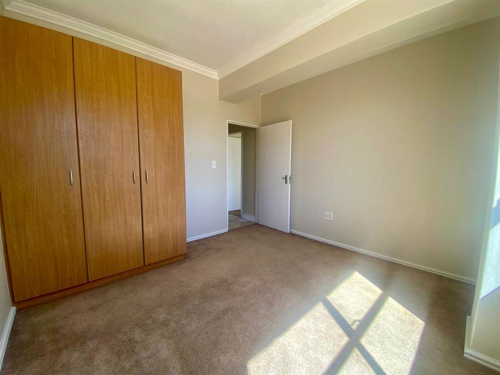 2 Bed Apartment in Wynberg photo number 11