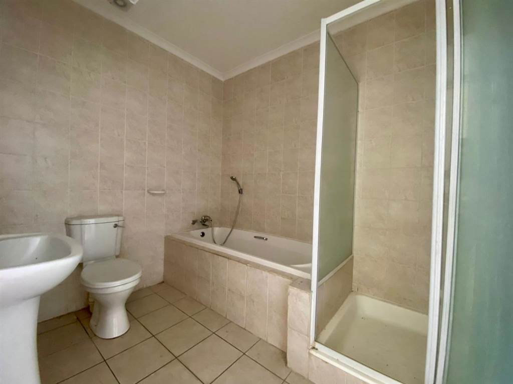 2 Bed Apartment in Wynberg photo number 12