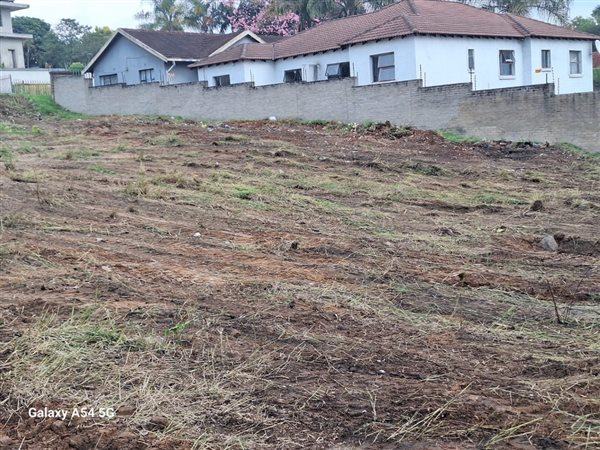 1 099 m² Land