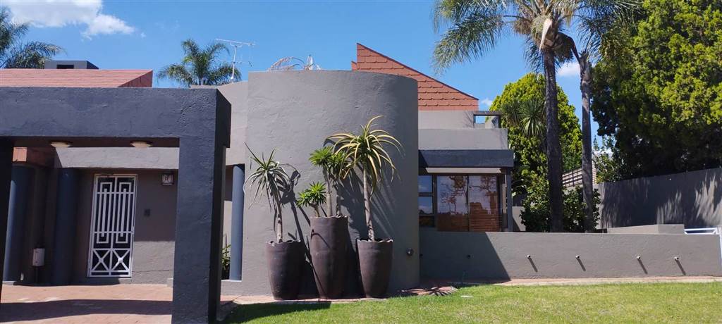 4 Bed House in Fourways Gardens photo number 1