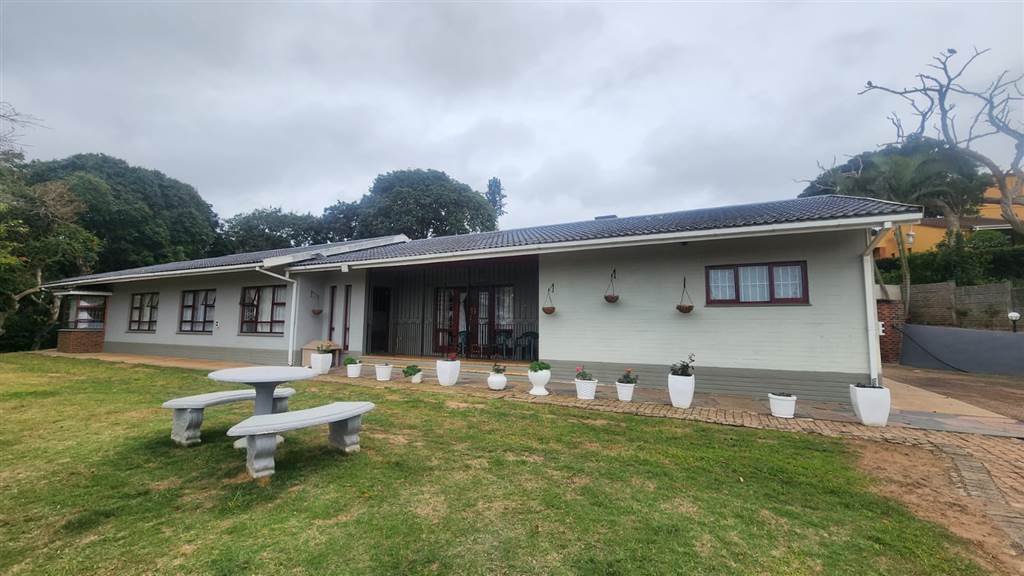 5 Bed House in Umtentweni photo number 2