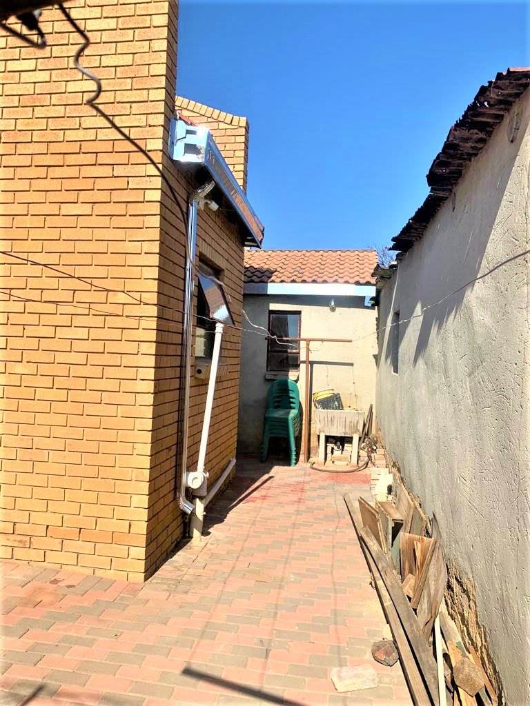 2 Bed House in Soshanguve photo number 23