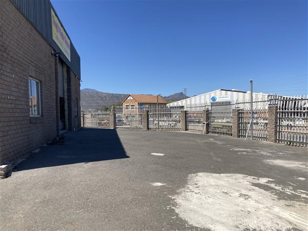 197  m² Industrial space