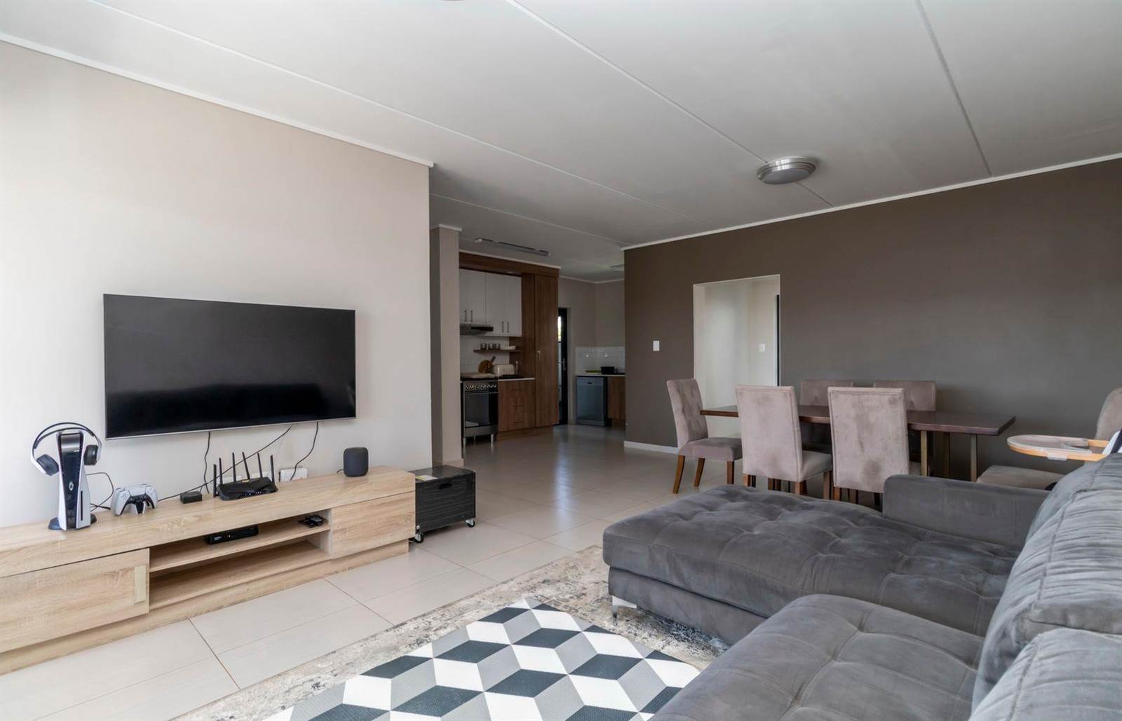 3 Bed Apartment in Kyalami photo number 8
