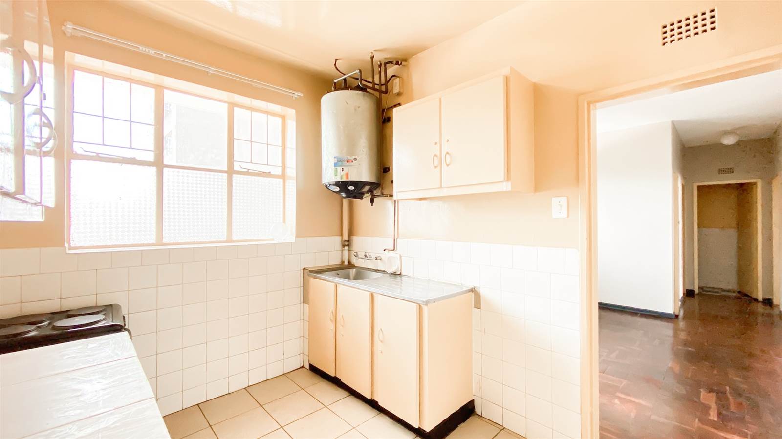 3 Bed Apartment in Hillbrow photo number 2