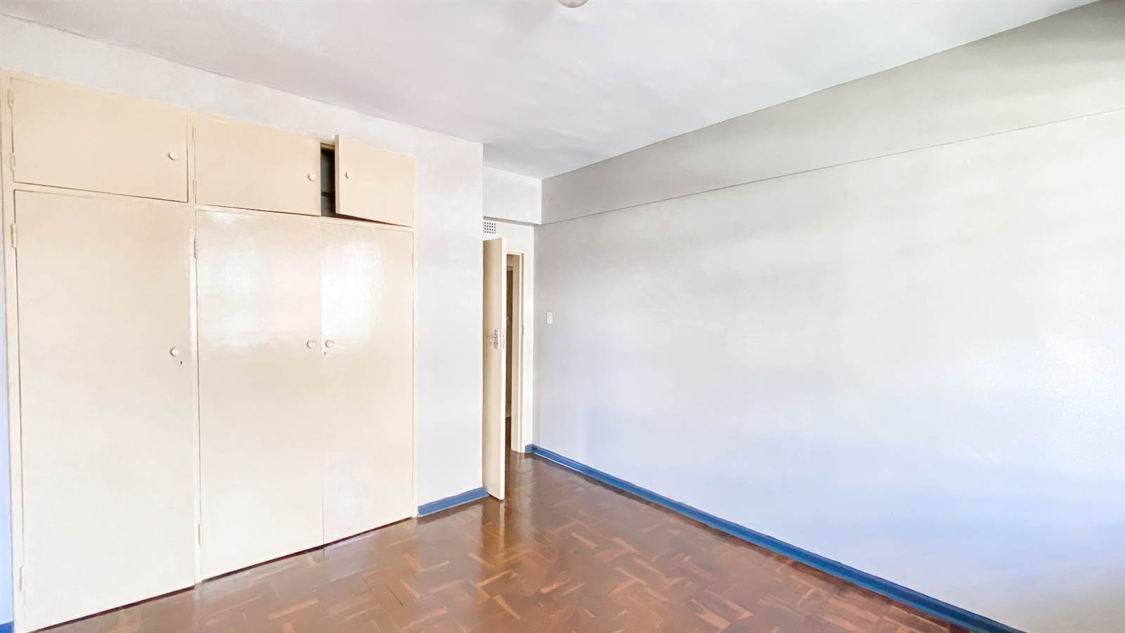 3 Bed Apartment in Hillbrow photo number 5