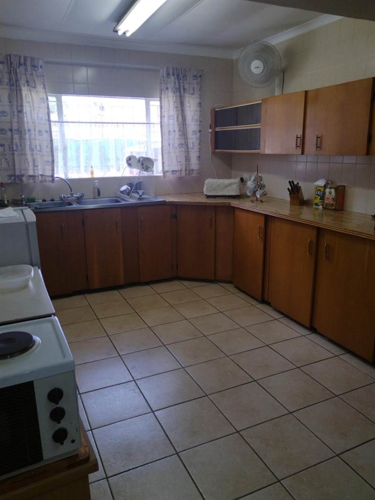 4 Bed House in Rensburg photo number 6