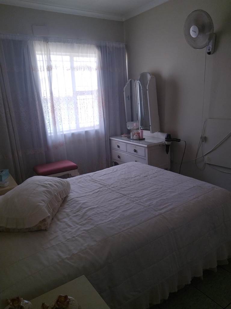 4 Bed House in Rensburg photo number 12