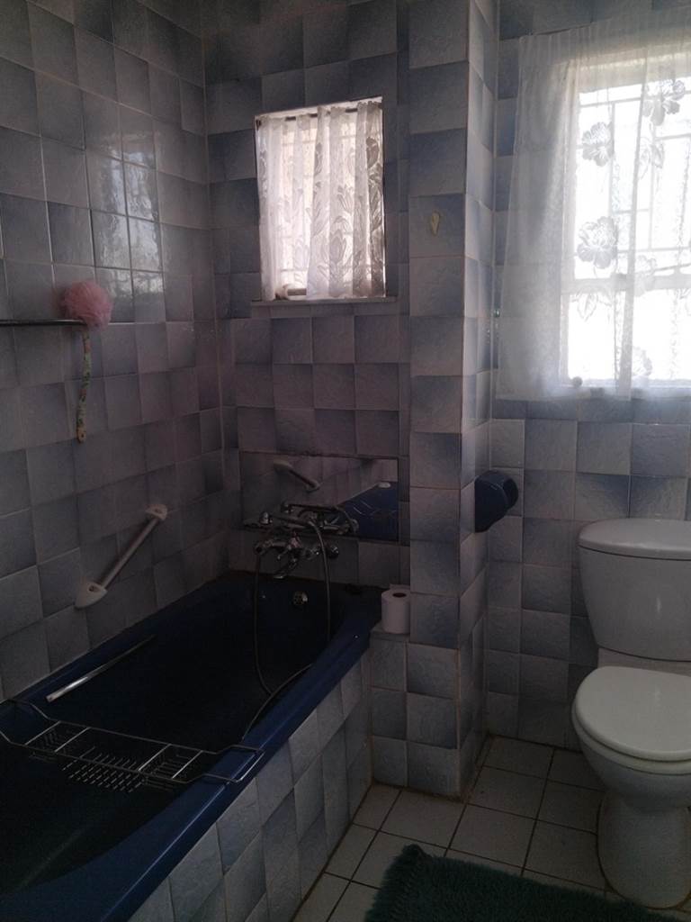 4 Bed House in Rensburg photo number 14