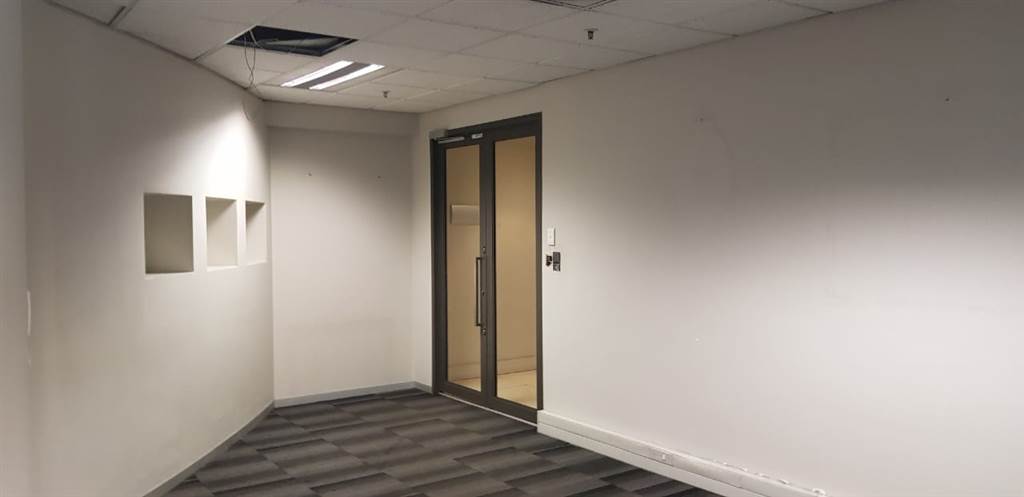 568  m² Office Space in Rosebank photo number 6