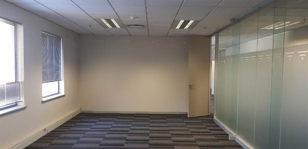 568  m² Office Space in Rosebank photo number 1