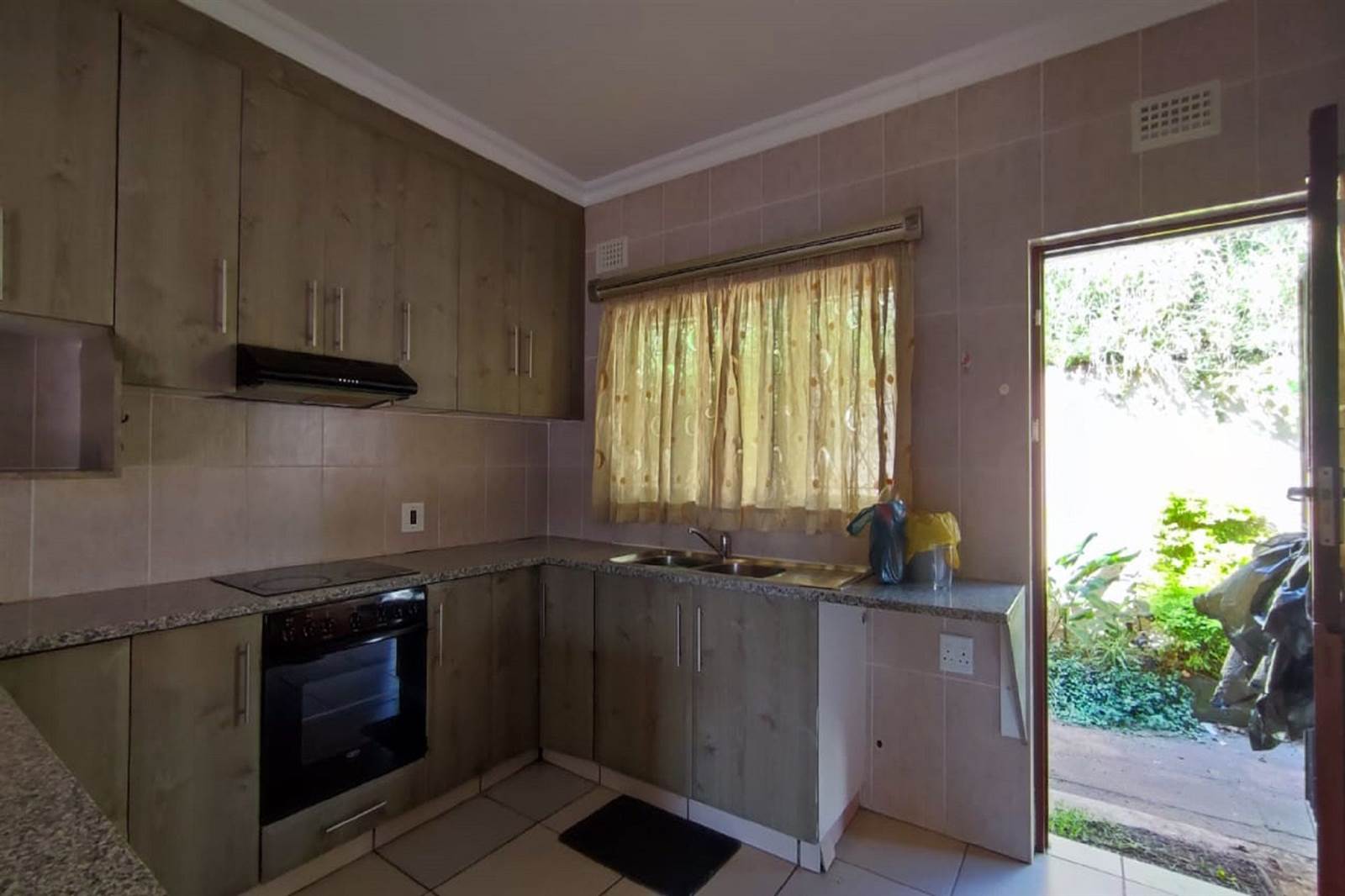 2 Bed Apartment in Port Shepstone photo number 8