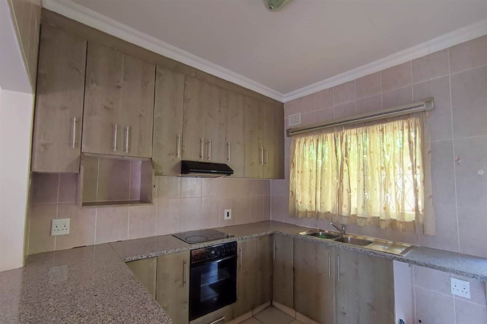 2 Bed Apartment in Port Shepstone photo number 9