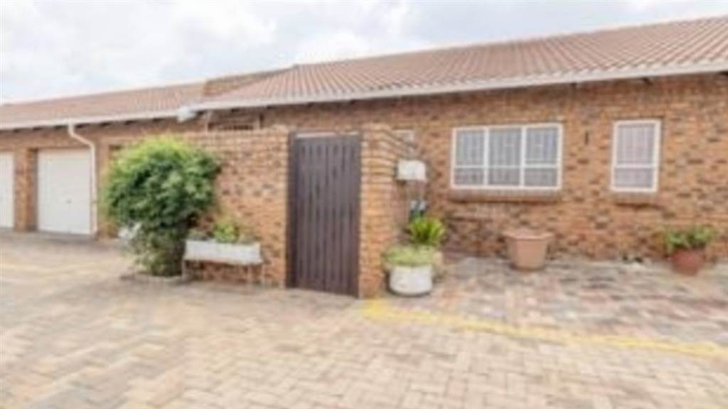 2 Bed Townhouse in Edenvale photo number 6