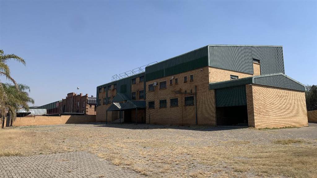 2500  m² Industrial space in Monavoni photo number 3