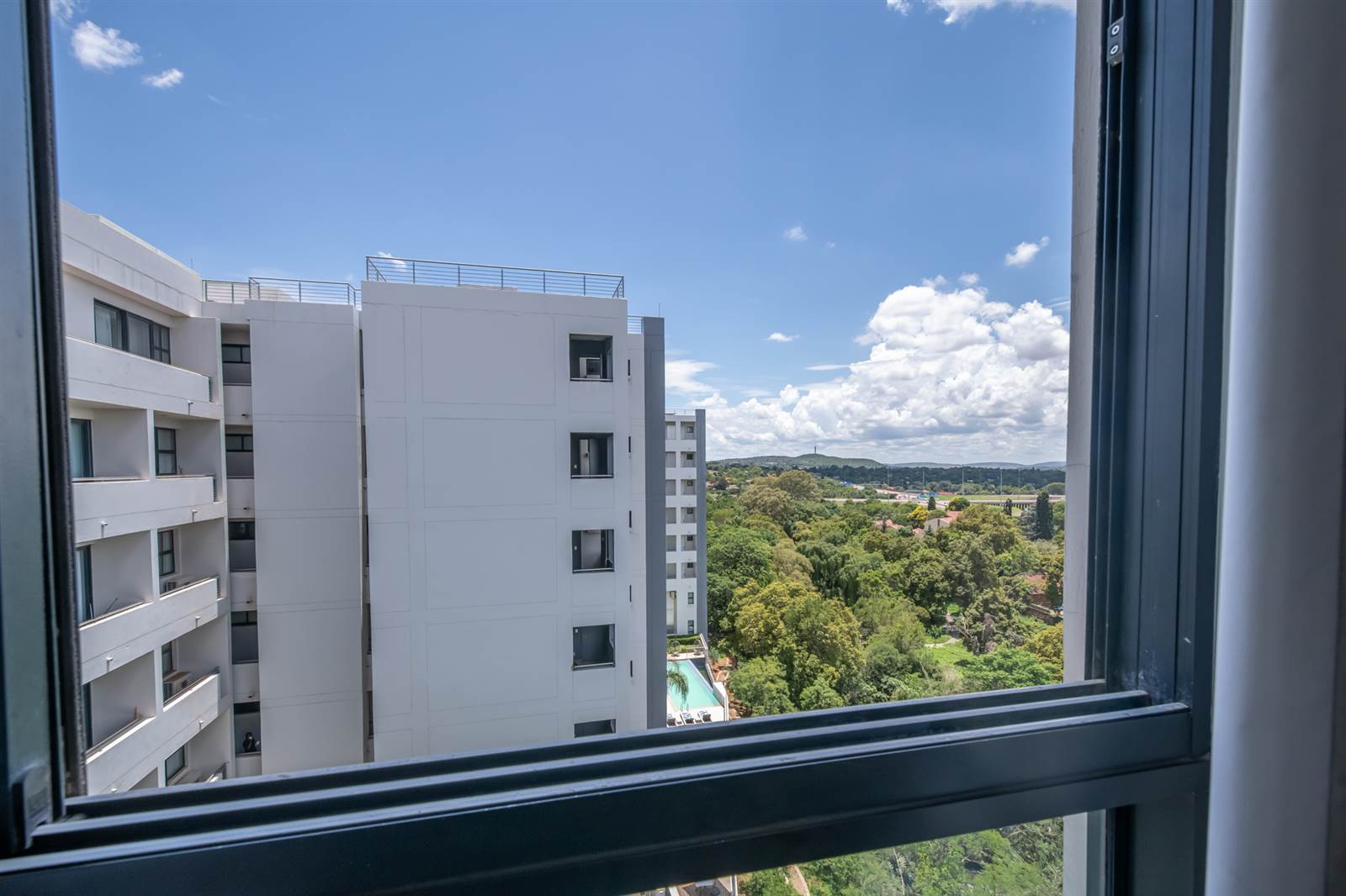 2 Bed Apartment in Menlyn photo number 10