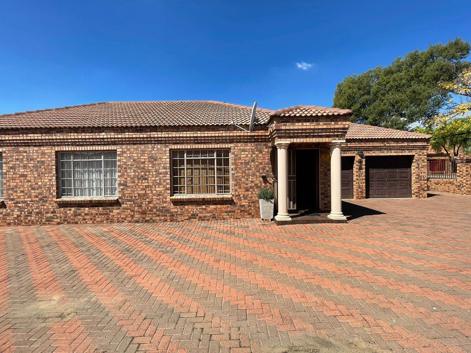 12 Bed House in Trichardt photo number 1