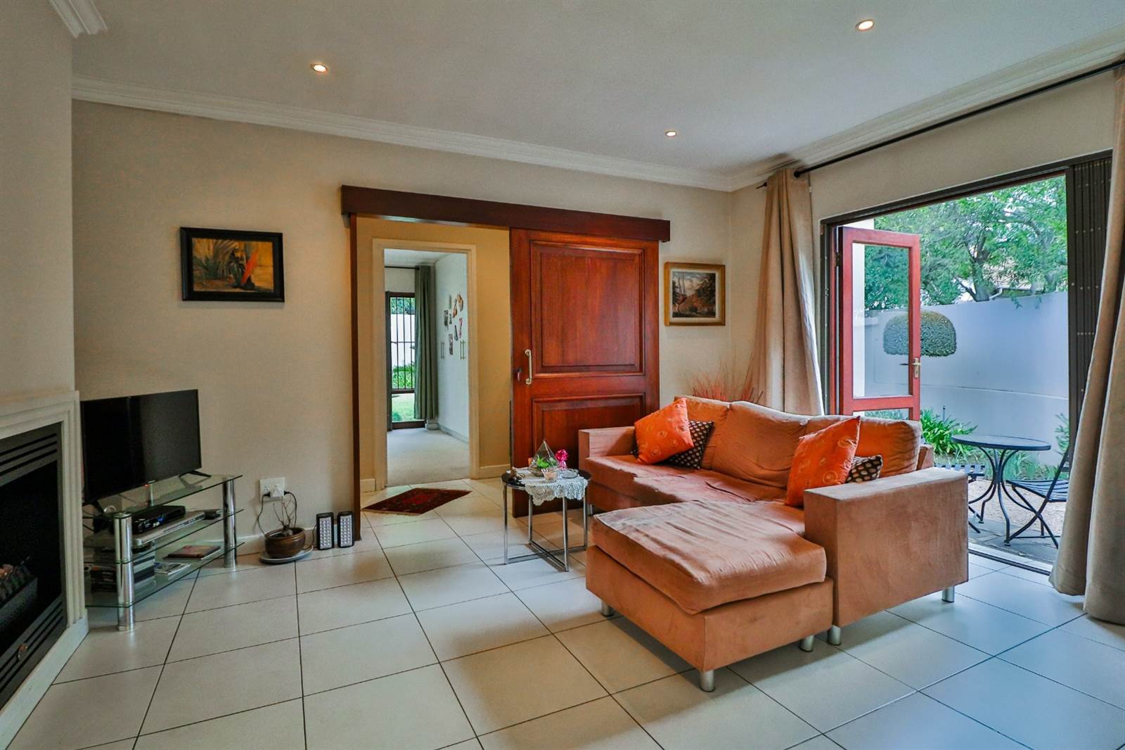 4 Bed Townhouse in Lonehill photo number 7