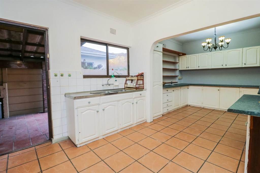 4 Bed House in Gordons Bay Central photo number 6