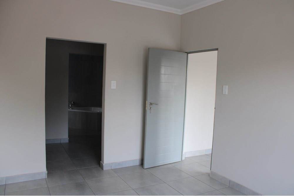 3 Bed Townhouse in Pretoria North photo number 9