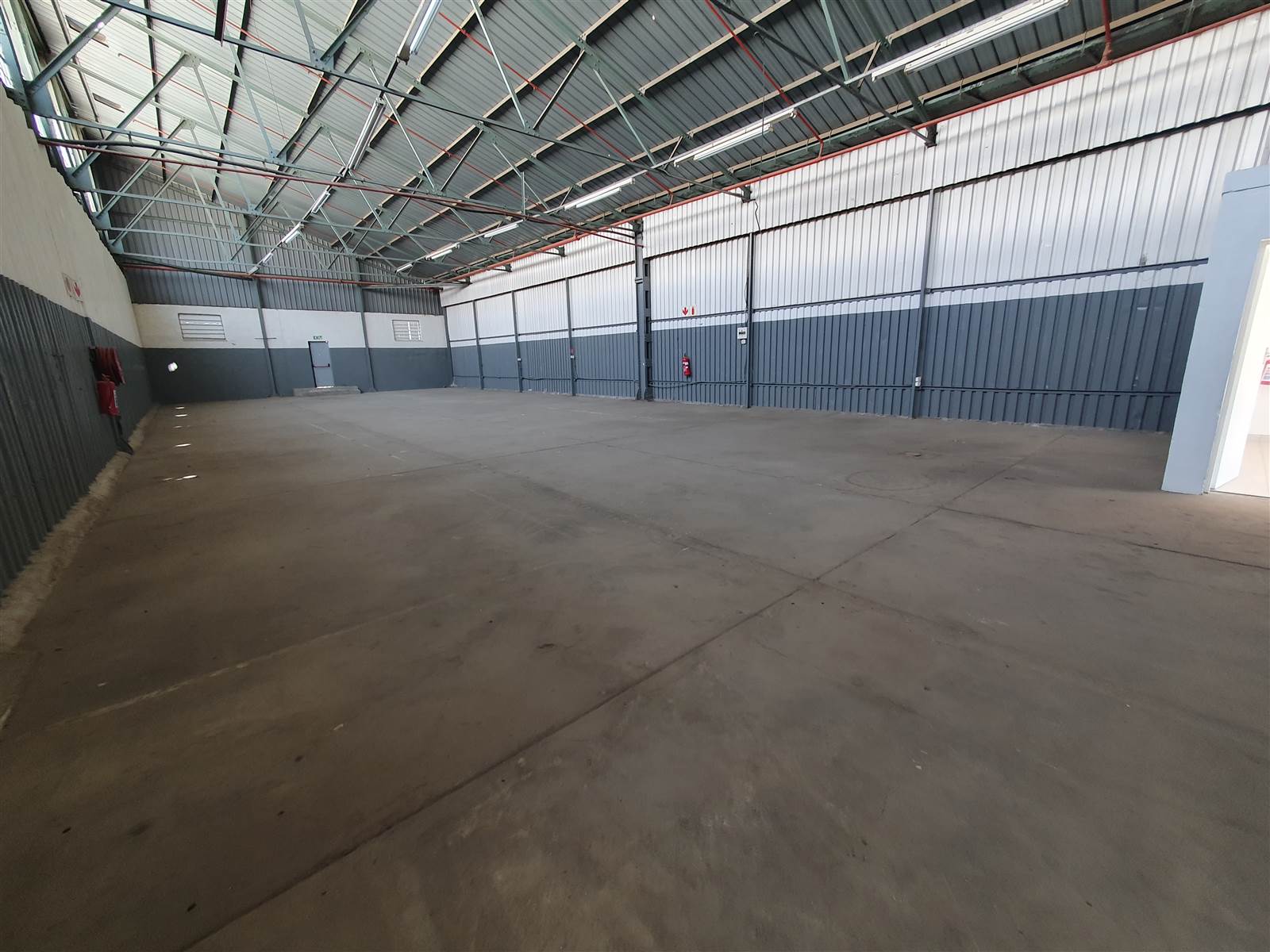 355  m² Industrial space in City Deep photo number 2