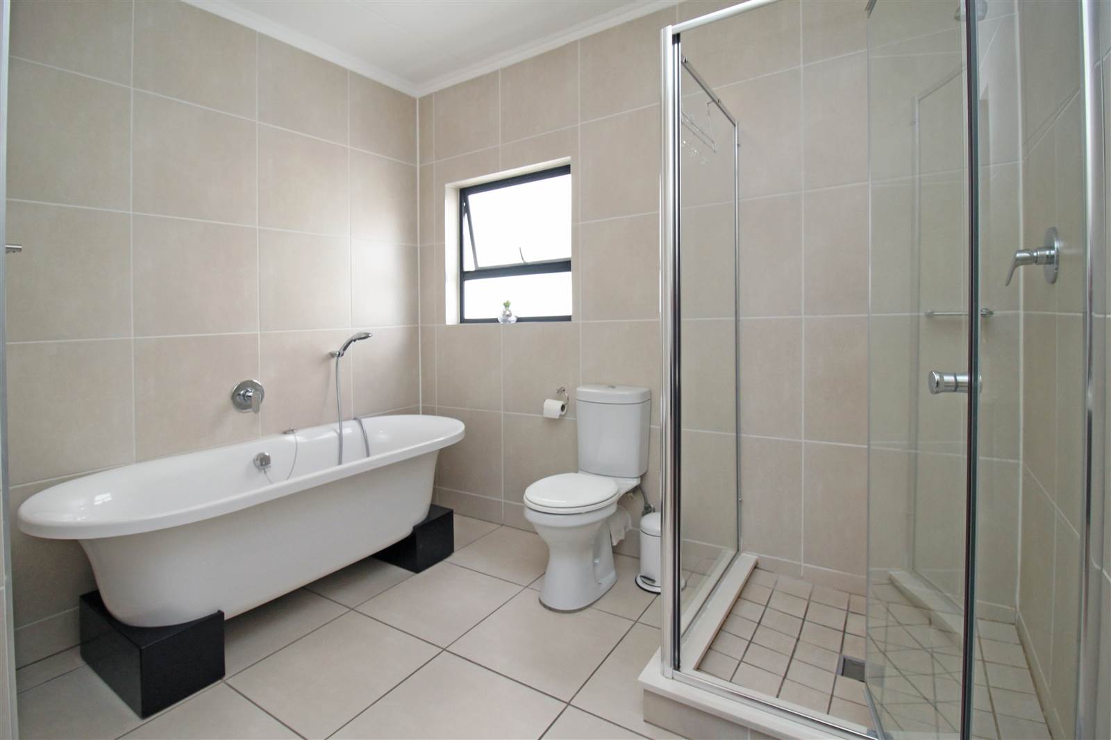 2 Bed Apartment in Greenstone Hill photo number 13