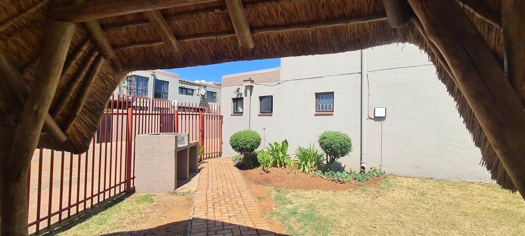 2 Bed Townhouse in Glenvista photo number 17