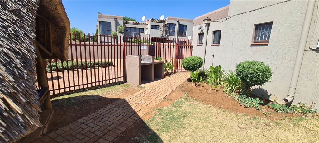2 Bed Townhouse in Glenvista photo number 16