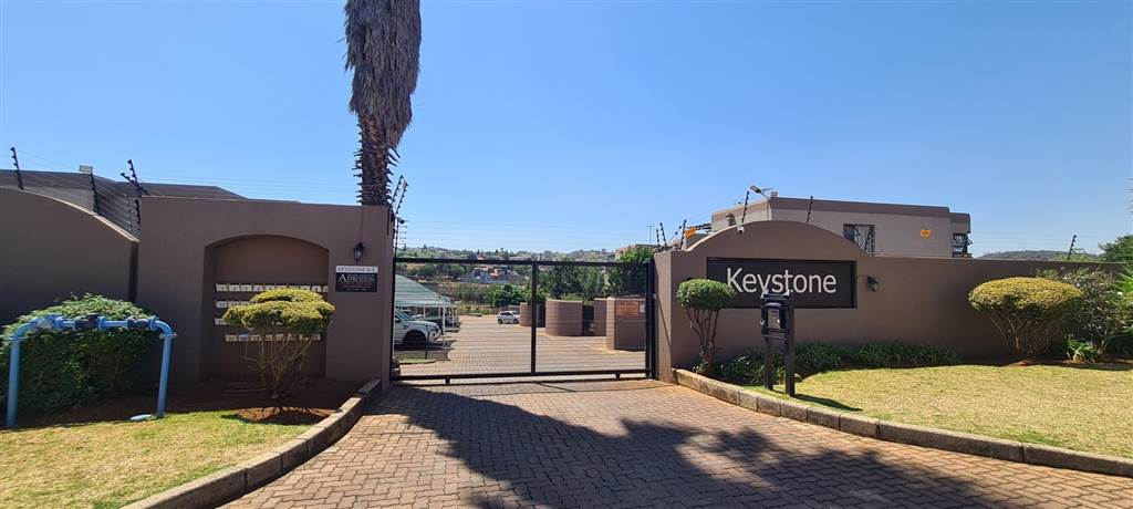 2 Bed Townhouse in Glenvista photo number 18