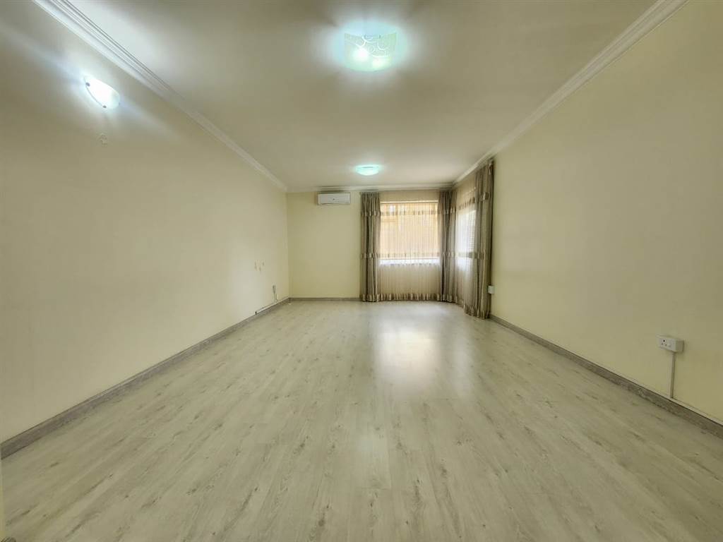 2 Bed Apartment in Essenwood photo number 6