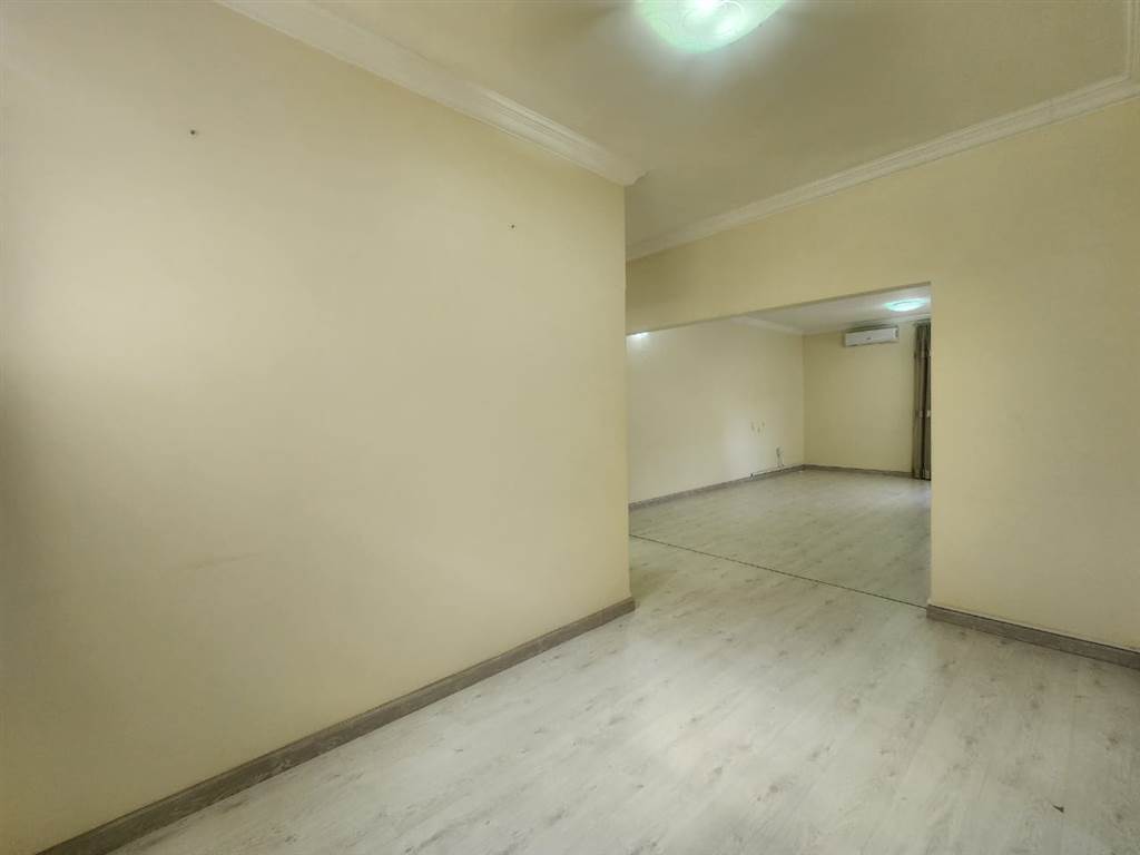 2 Bed Apartment in Essenwood photo number 10
