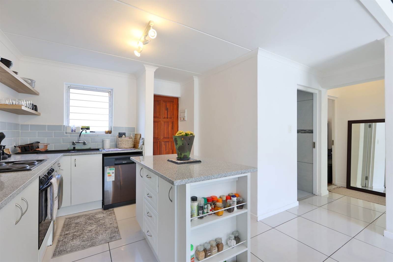 2 Bed Townhouse in Sunninghill photo number 4