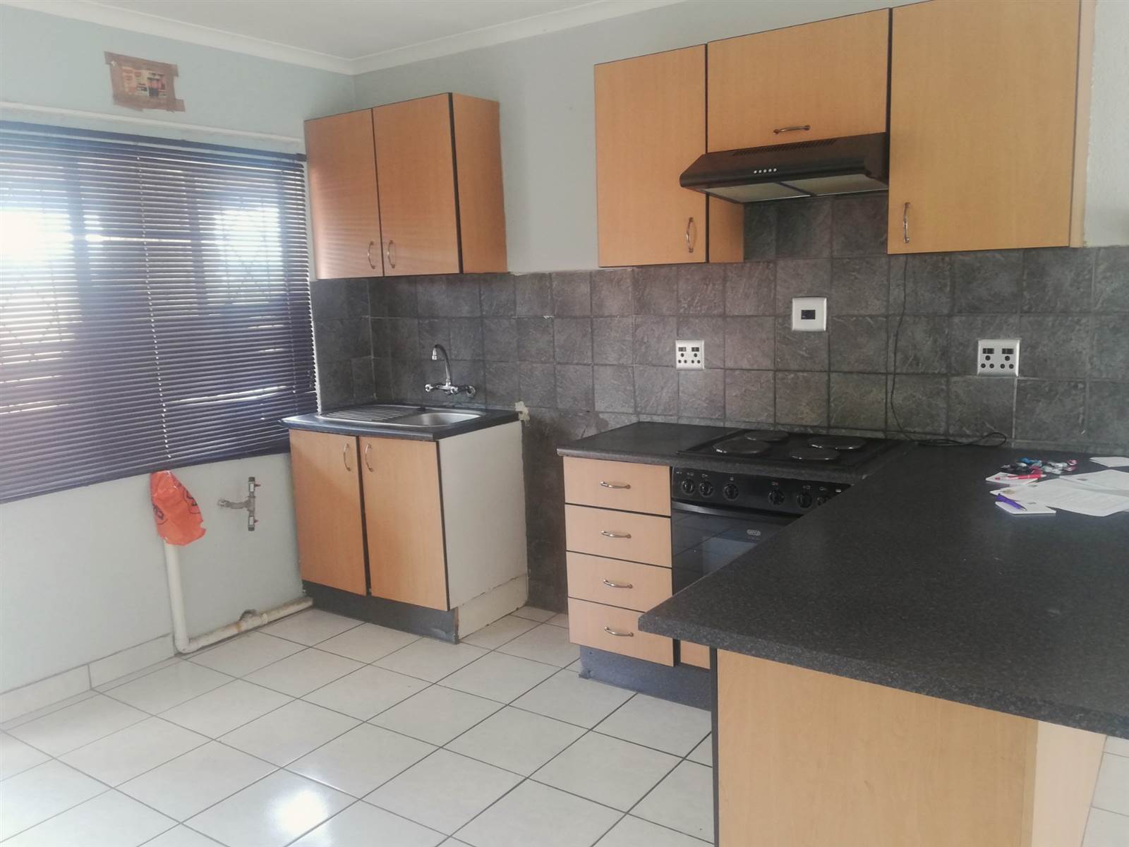 2 Bed Flat in Krugersdorp North photo number 3