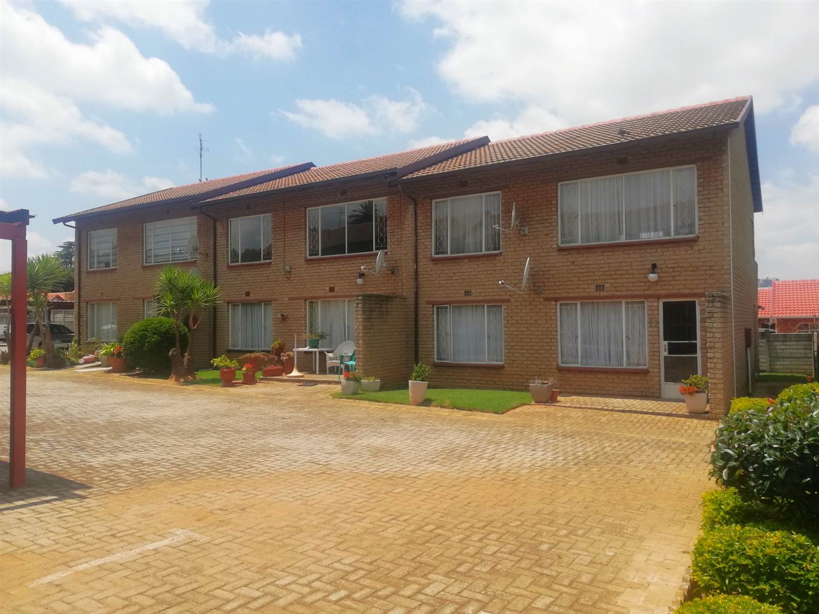 2 Bed Flat in Krugersdorp North photo number 1