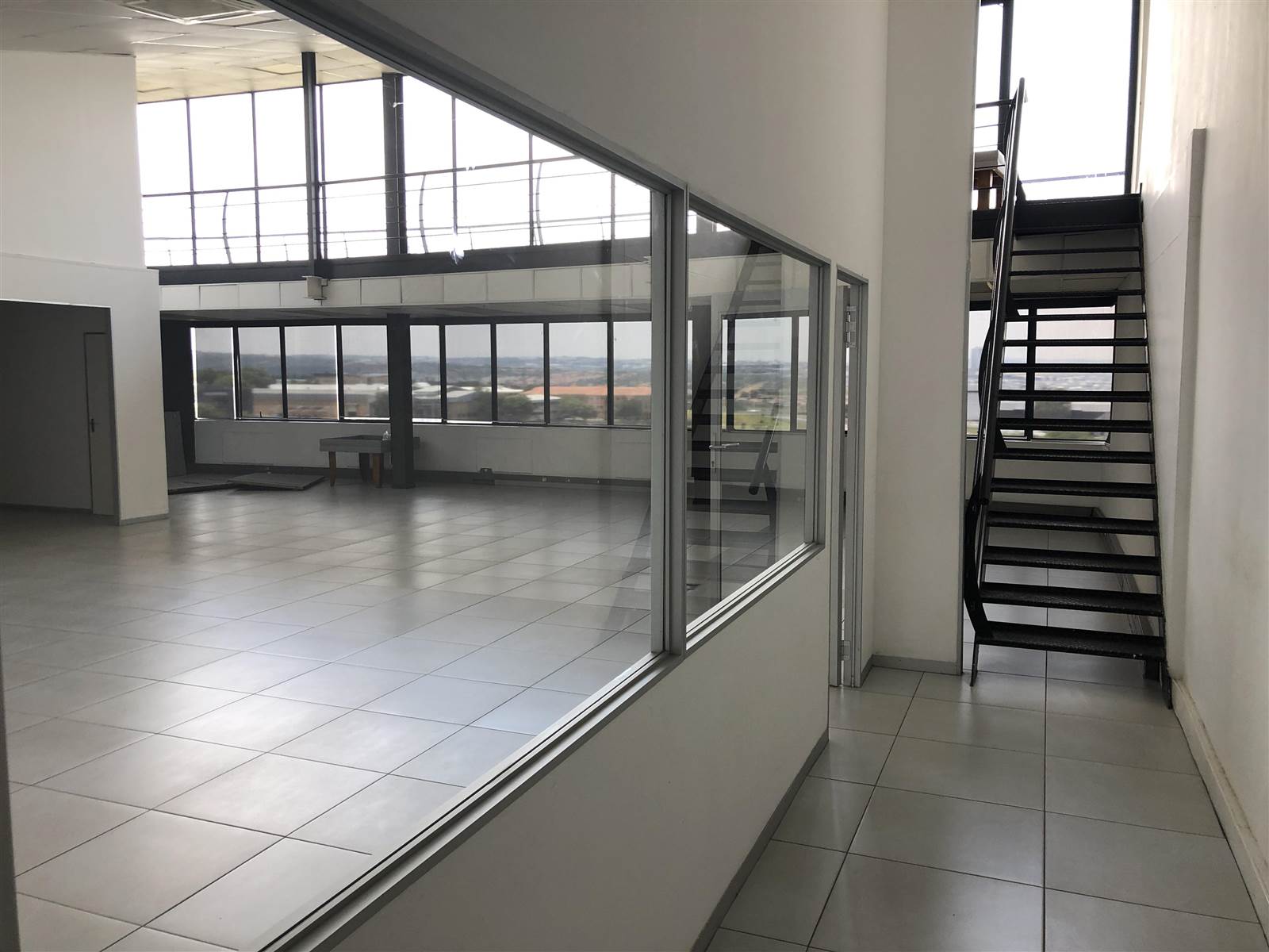 330  m² Commercial space in Kyalami photo number 4
