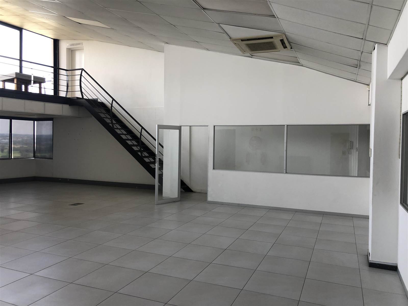 330  m² Commercial space in Kyalami photo number 12
